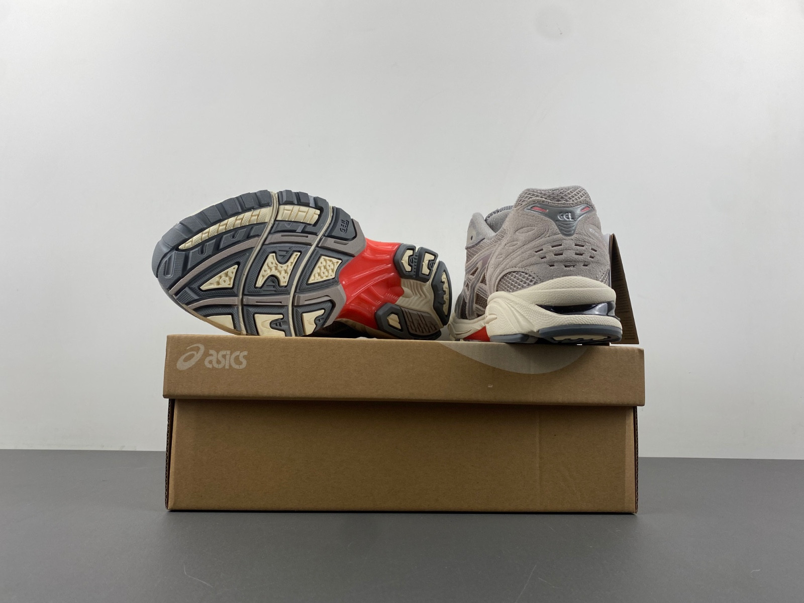 As*ic*s gel-kayano 14  1201a019-023
