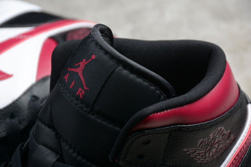 Air Jordan 1 Mid Bred Toe 554724-066