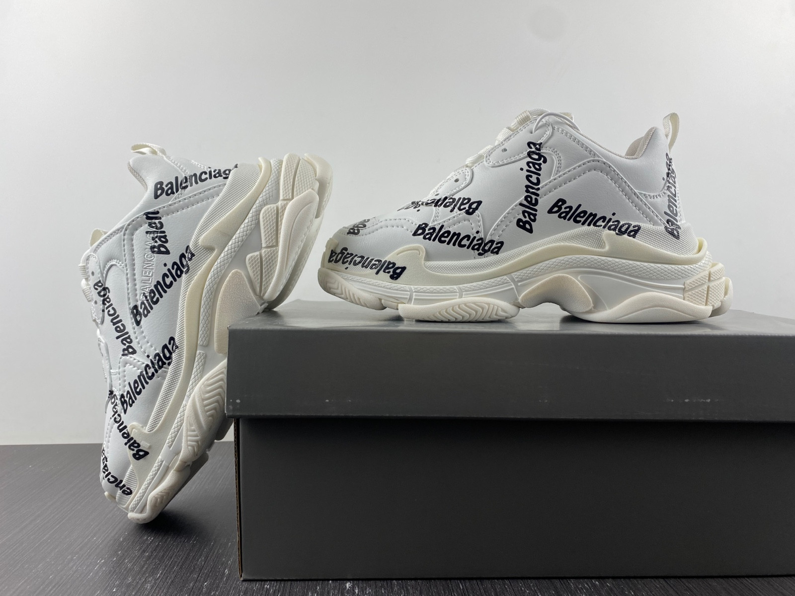 Ba*len*cia*ga triple s  524039 w2fa8 9010
