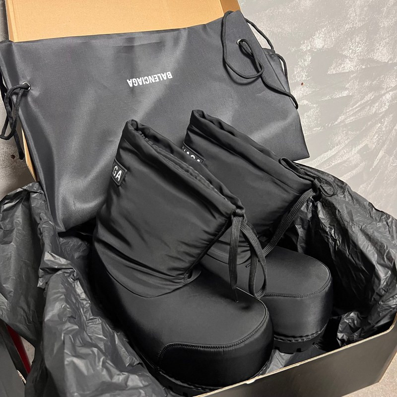 Ba*len*cia*ga boots