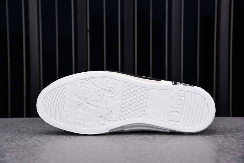 DR B23 Low Top Sneaker