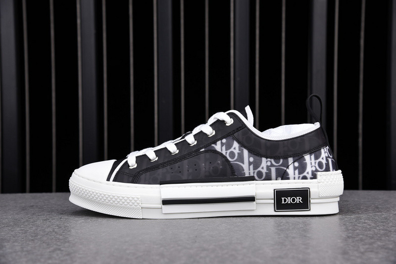 DR B23 Low Top Sneaker