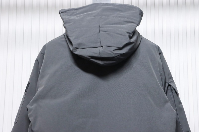 Can*a Go*e coat