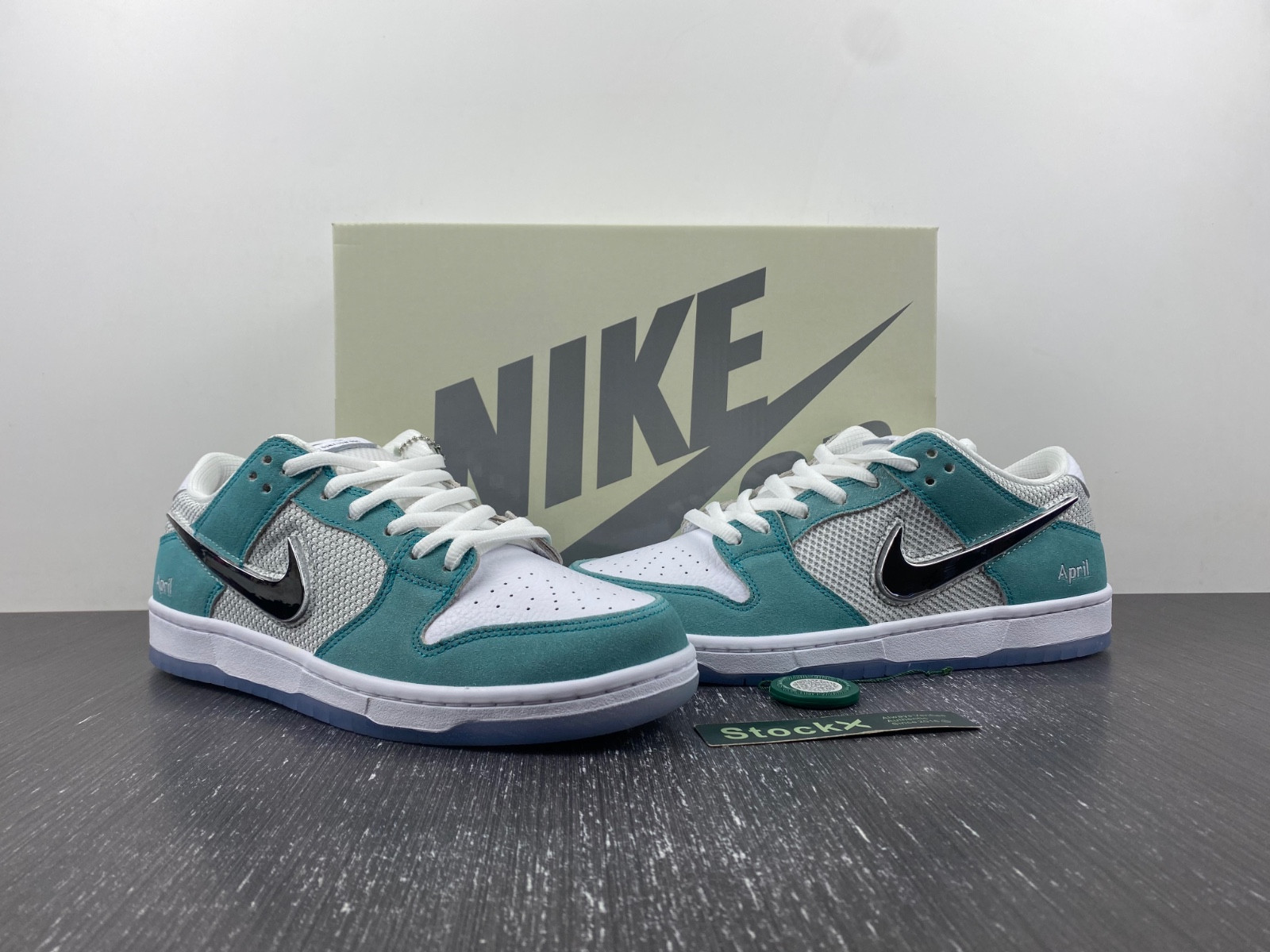 Dunk Low FD2562-400