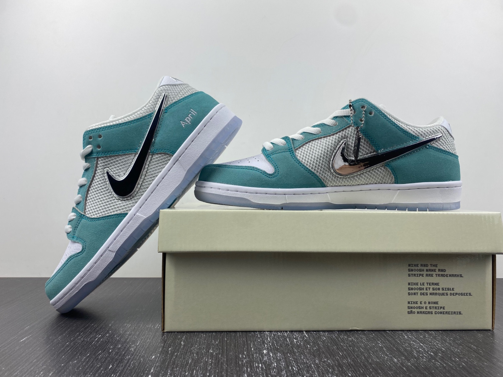 Dunk Low FD2562-400