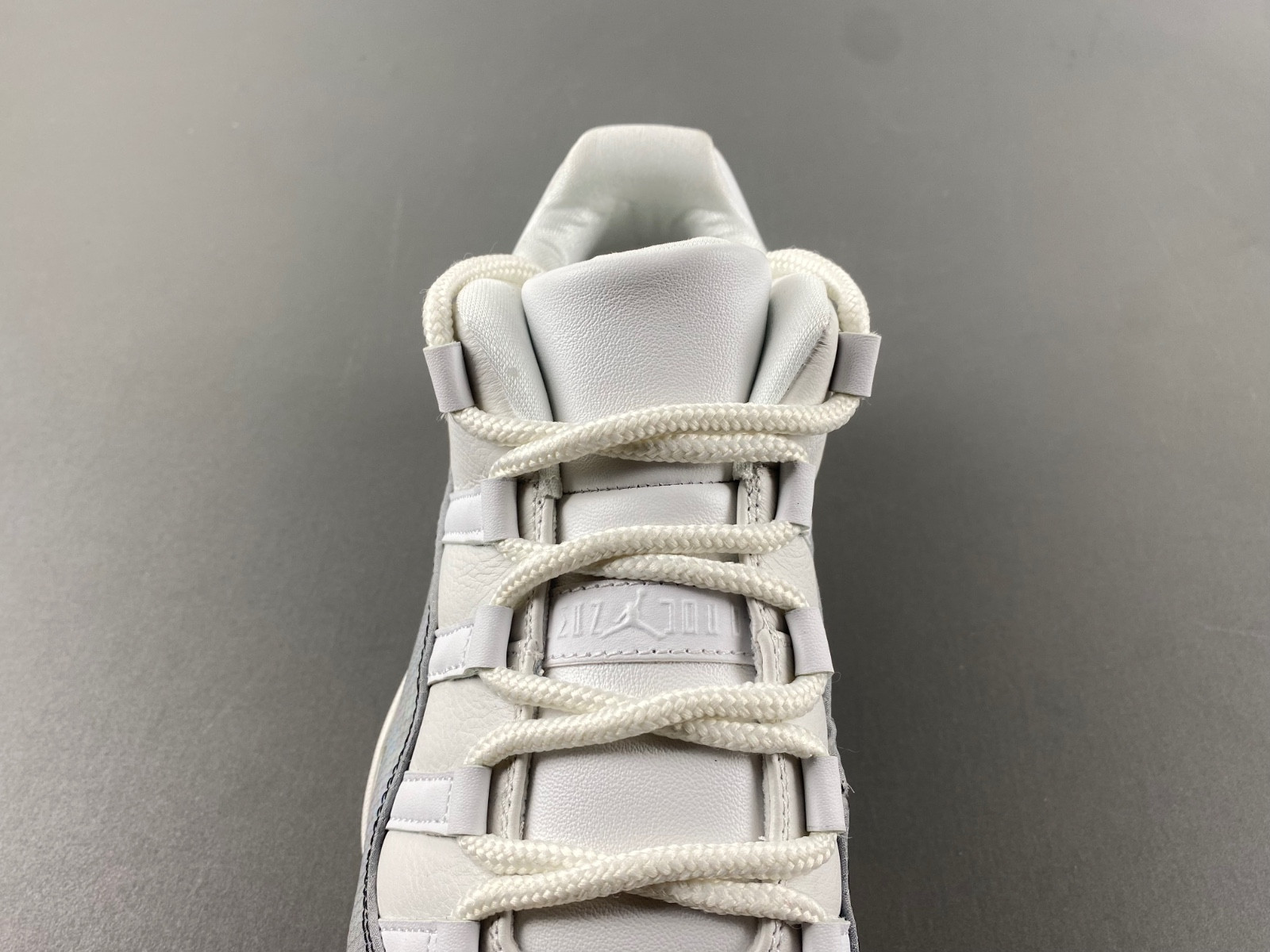 Air Jordan 11 HQ7000-001