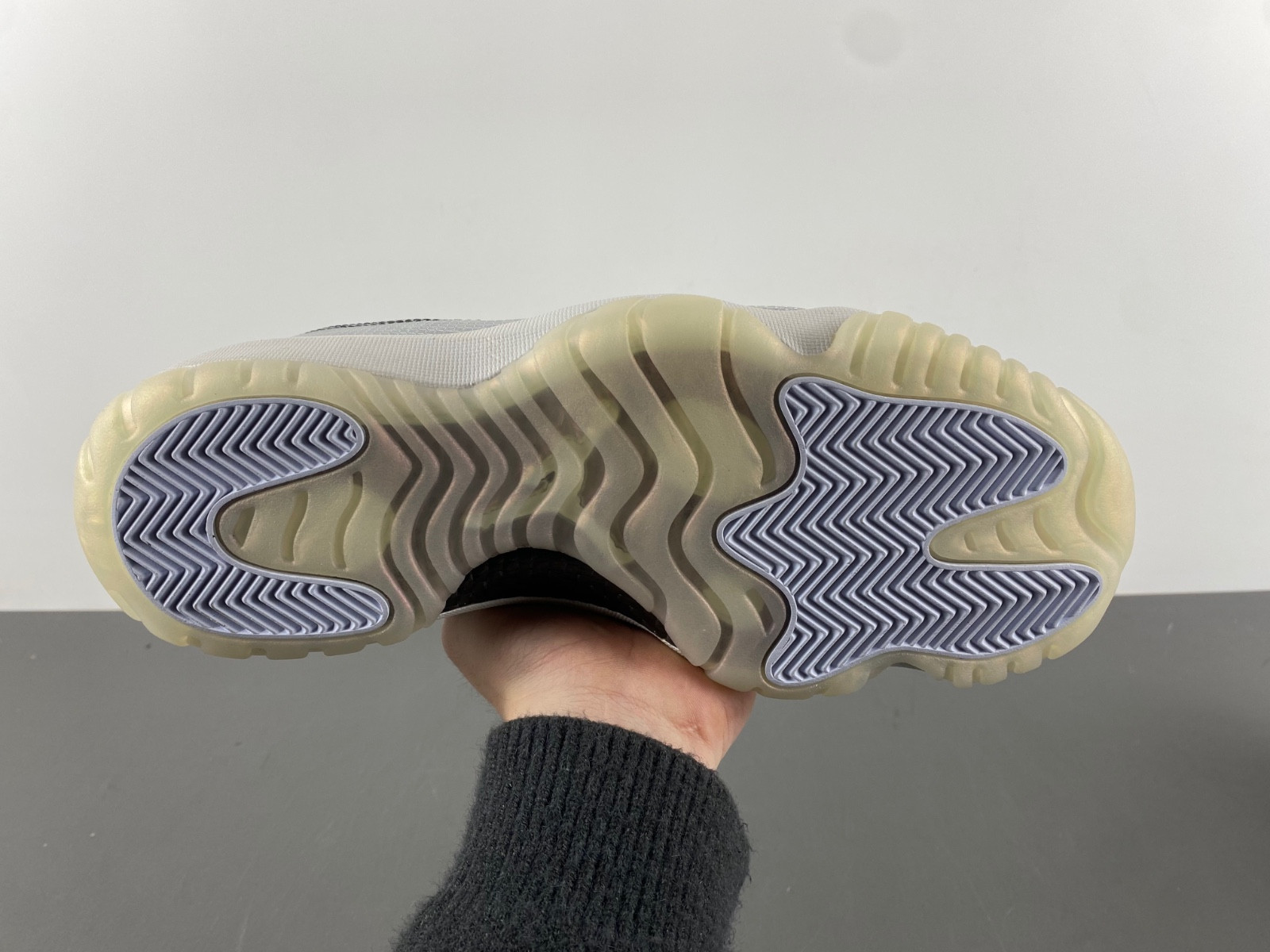 Air Jordan 11 HQ7000-001