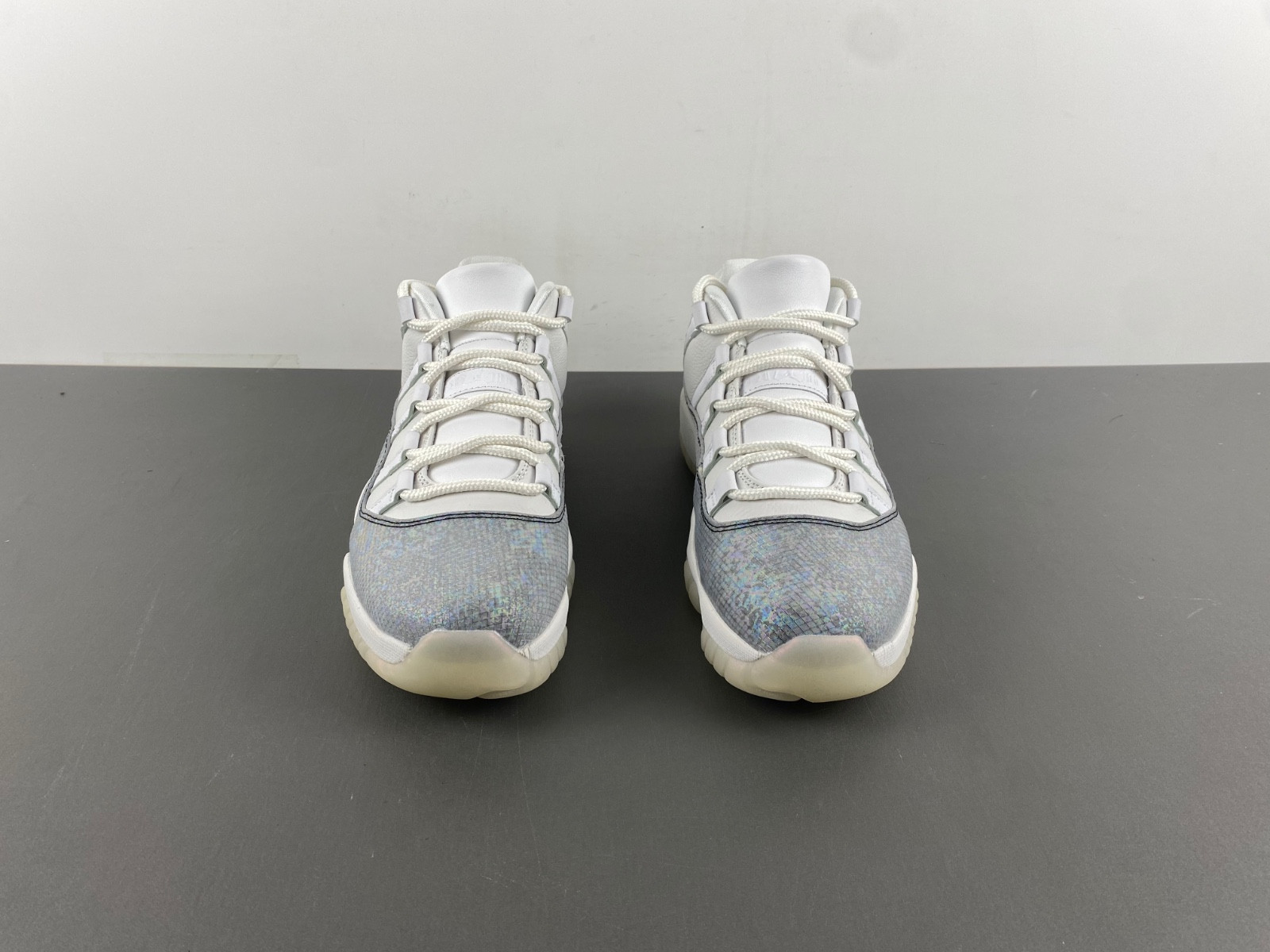 Air Jordan 11 HQ7000-001