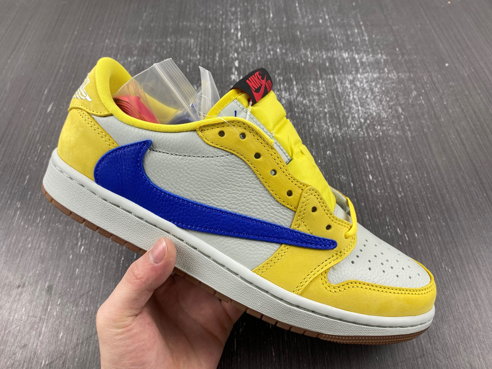 Travis Scott x Air Jordan 1 DZ4137-700