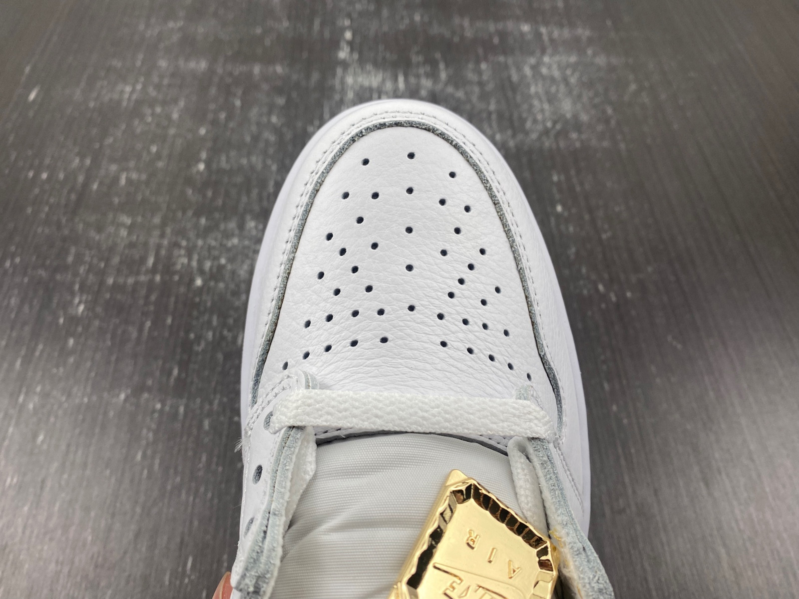 Air Jordan 1 High OG WMNS “Metallic Gold” FD2596-107