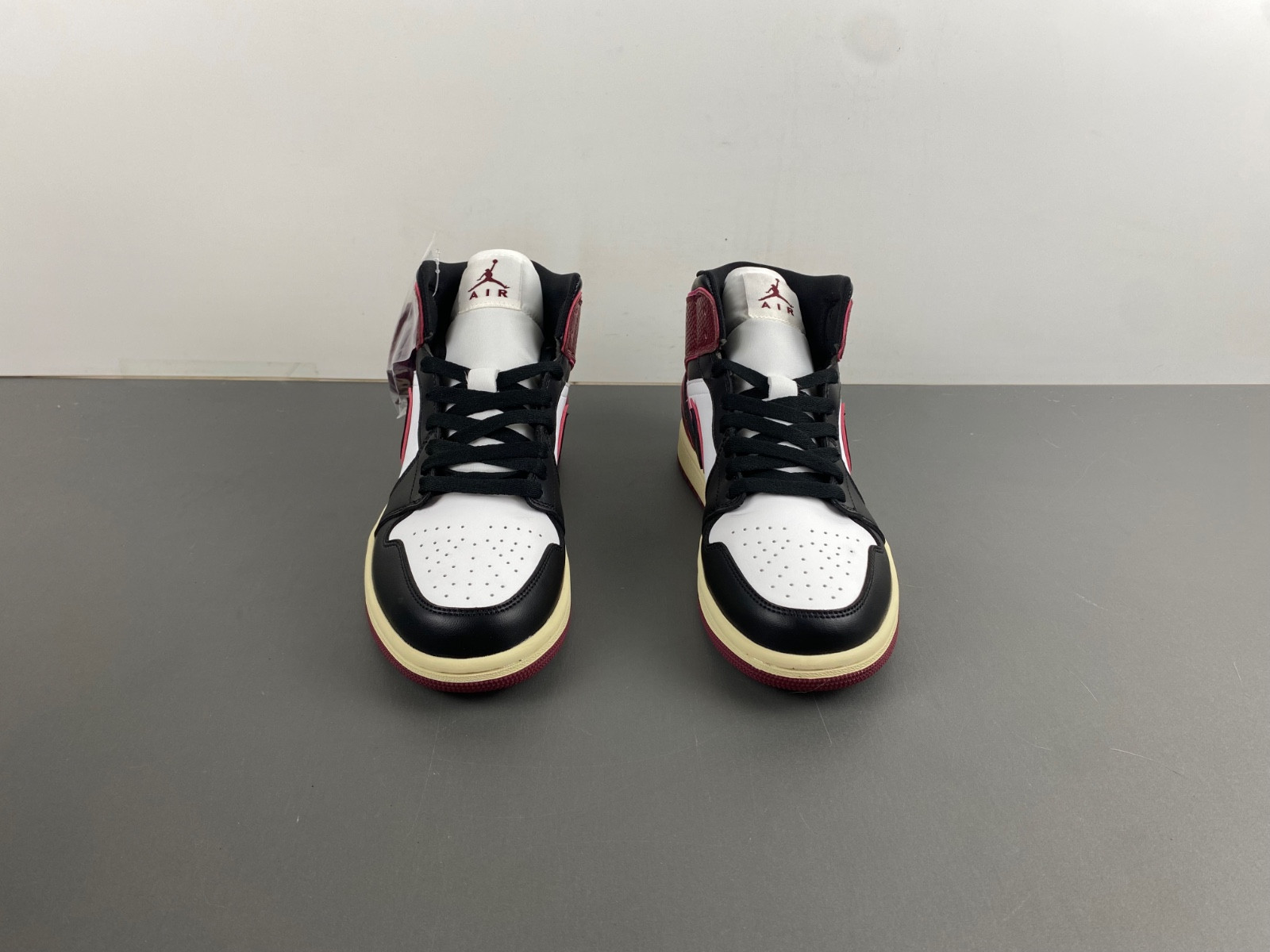 Air Jordan 1 Mid WMNS “Bordeaux” FQ7818-101