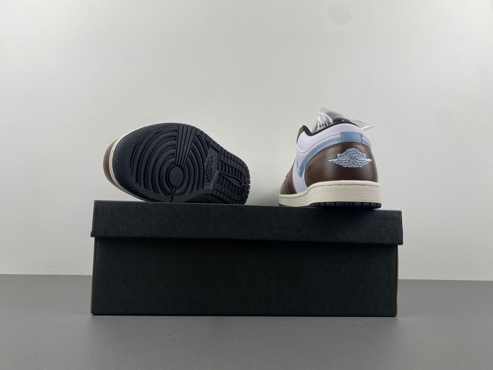 Air Jordan 1 Low FQ8156-142