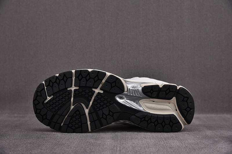 NEW Balan* Sneakers