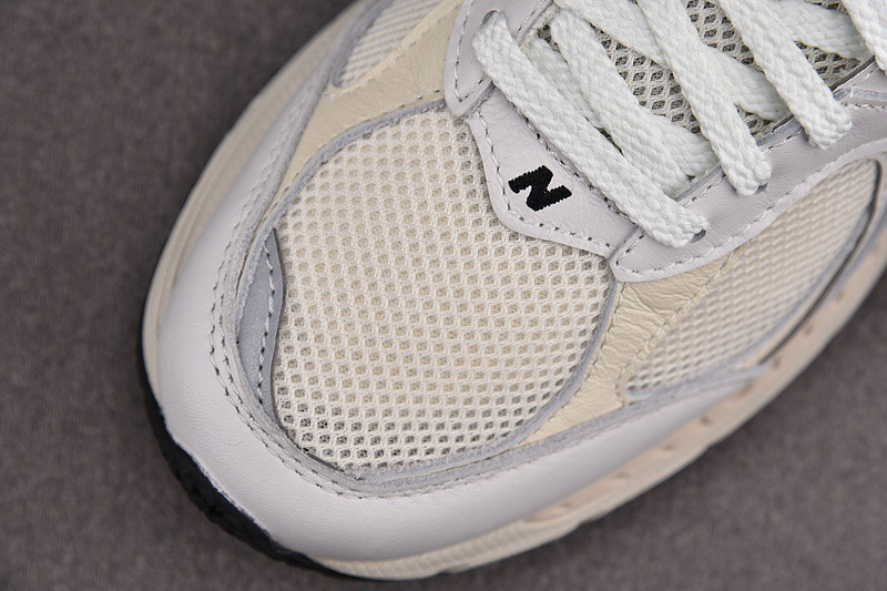 NEW Balan* Sneakers