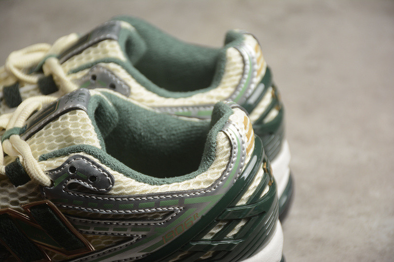 NEW Balan* Sneakers