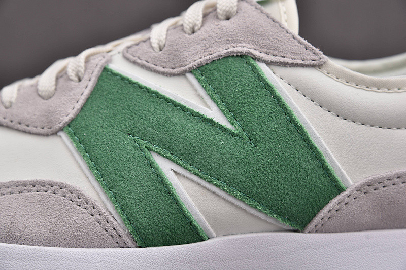 NEW Balan* Sneakers