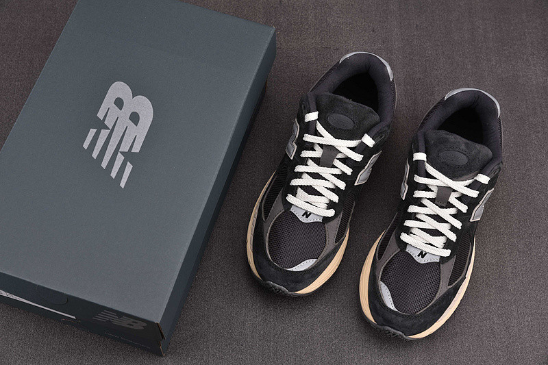 NEW Balan* Sneakers