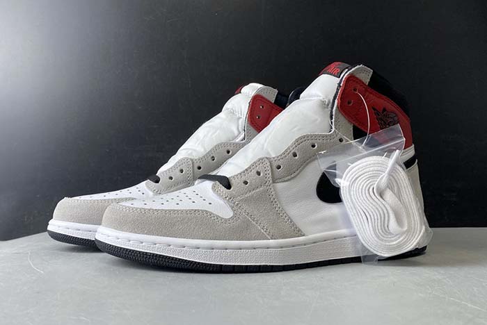 Air Jordan 1 “Light Smoke Grey” 555088-126