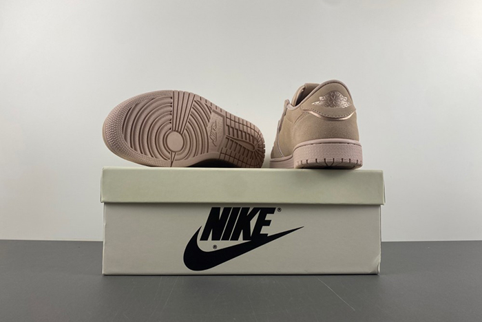 Travis Scott x Air Jordan 1 AO1935-204